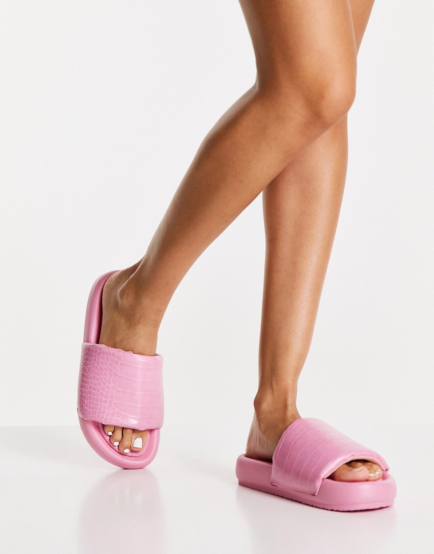 ASOS DESIGN - Finsbury - Gewatteerde slippers in roze met krokodillenmotief