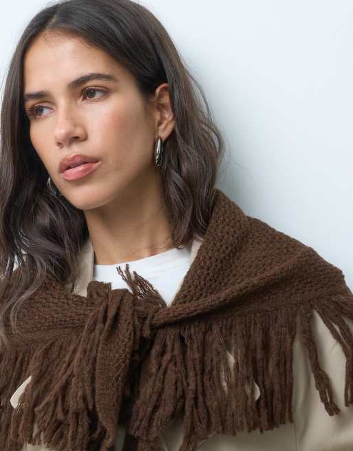 ASOS DESIGN finstickad liten triangelformad cape i choklad, 2 av 3