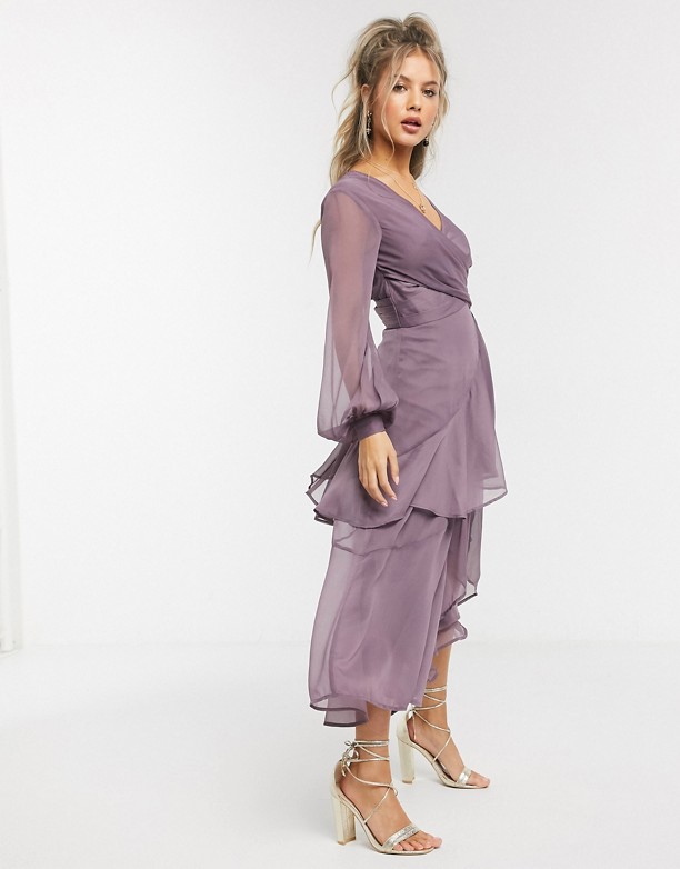  Wylot ASOS DESIGN – Fioletowa kopertowa sukienka midi z dwuwarstwową spÓdnicą MAUVE