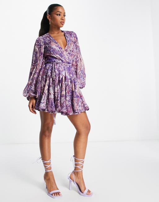 ASOS DESIGN – Fioletowa kopertowa sukienka mini z balonowymi rękawami, wiązaniem w talii i wzorem paisley