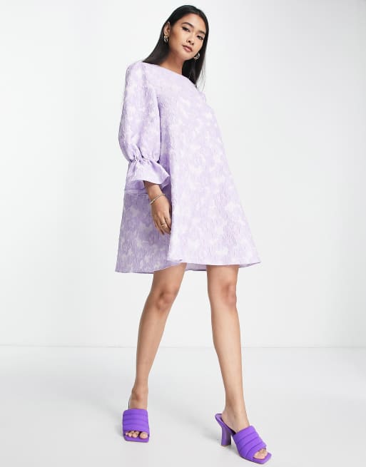 ASOS DESIGN – Fioletowa luźna sukienka mini z falbankami przy mankietach z żakardu w kwiatowy wzór 