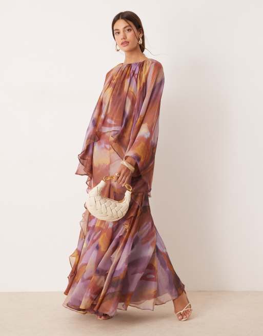 ASOS DESIGN – Fioletowa szyfonowa sukienka maxi w abstrakcyjny wzór z falbankami i trapezową narzutką