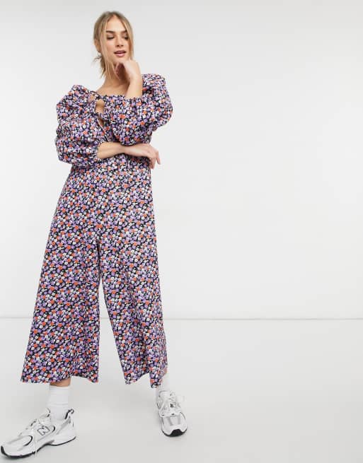ASOS DESIGN – Fioletowy kombinezon w kwiatki z podwójnie bufiastymi rękawami i wiązaniem z przodu
