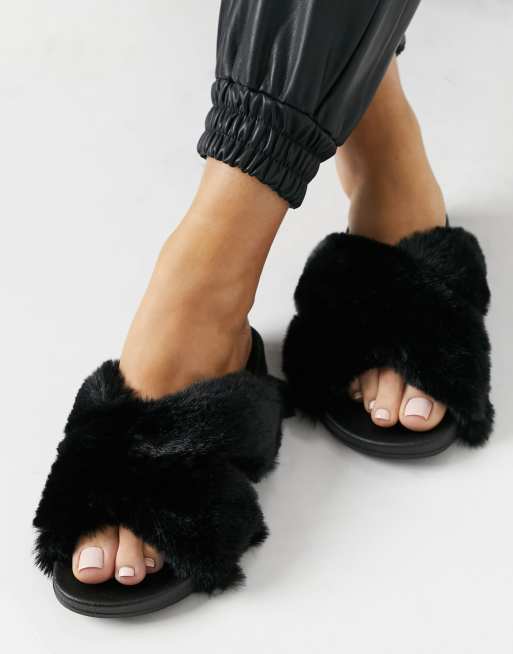 ASOS DESIGN – Fiona – Flauschige Slider mit überkreuzten Riemen in Schwarz