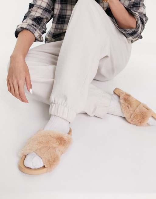 ASOS DESIGN Fiona – Klapki ze skrzyżowanymi futrzanymi paskami w kolorze karmelowym