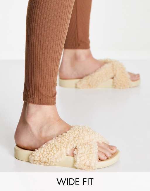 ASOS DESIGN - Fiona - Slippers van borg met brede pasvorm in crème