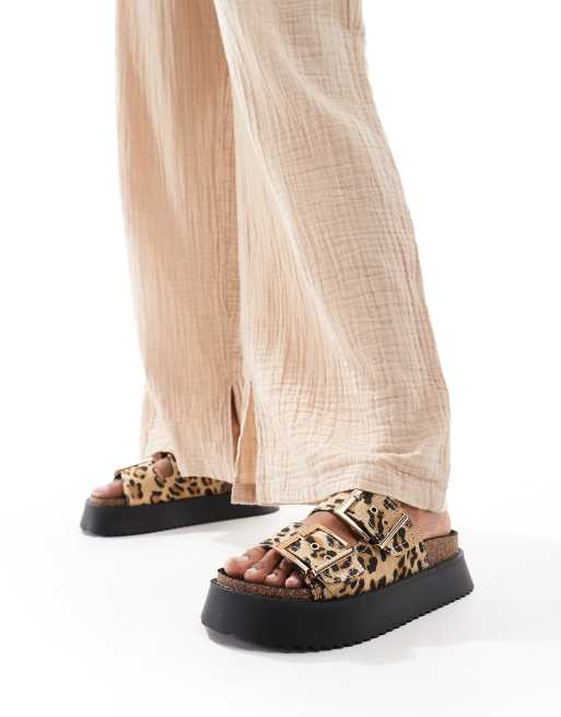 ASOS DESIGN Firecracker Flache Sandalen in Leopard mit zwei Riemen und FuBbett ASOS