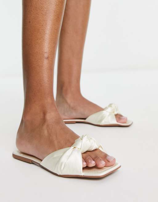 ASOS DESIGN – Firefly – Białe satynowe sandały z ozdobnym węzłem