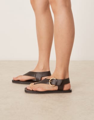 ASOS DESIGN - Firth - Flache Zehensteg-Sandalen aus Leder in Braun-Rot