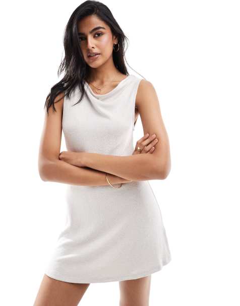 ASOS DESIGN – Fit and Flair – Schulterfreies Bouclé-Minikleid in Creme - view 1