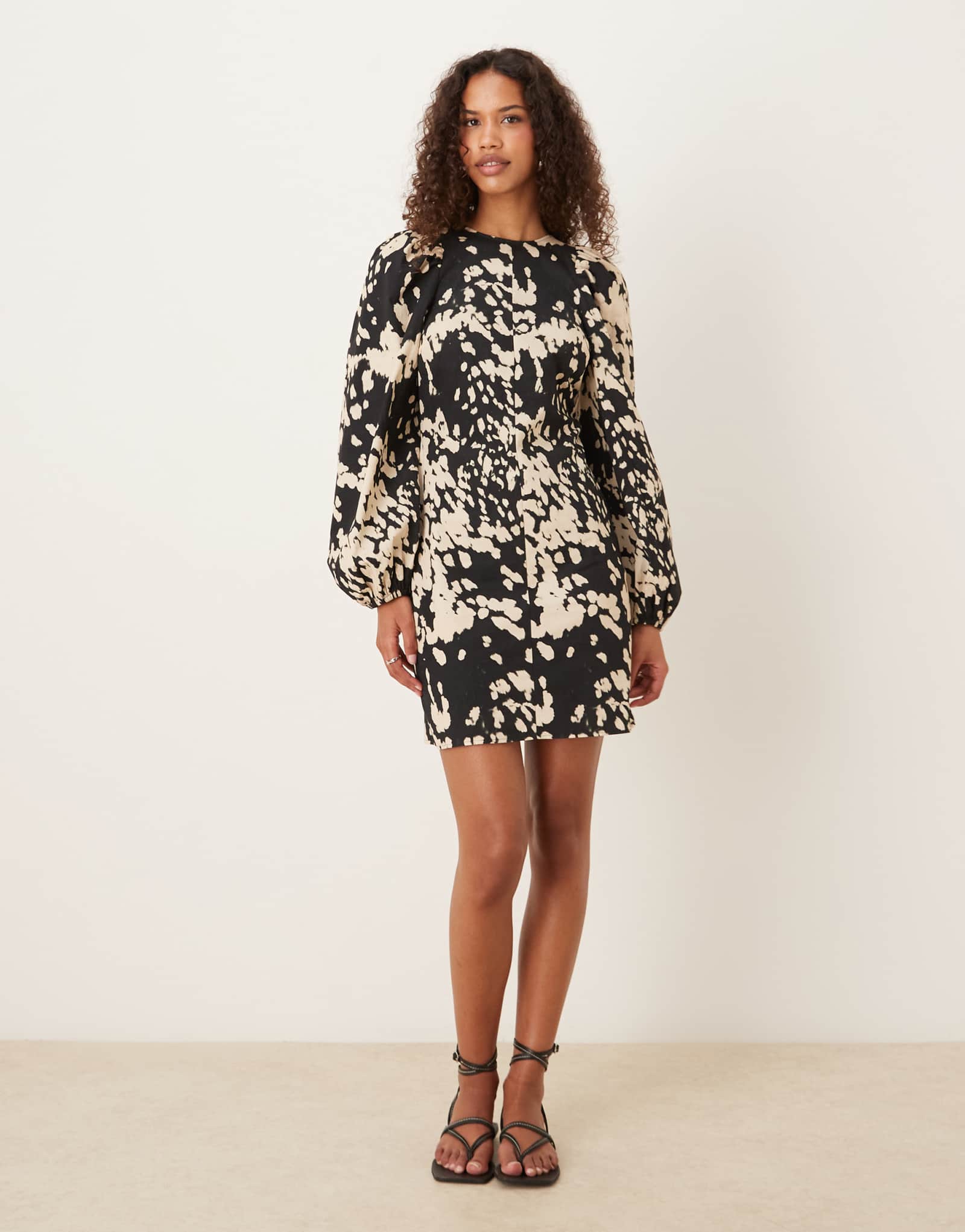 Облегающее мини-платье-клеш от ASOS DESIGN с завязками на спине и животным принтом