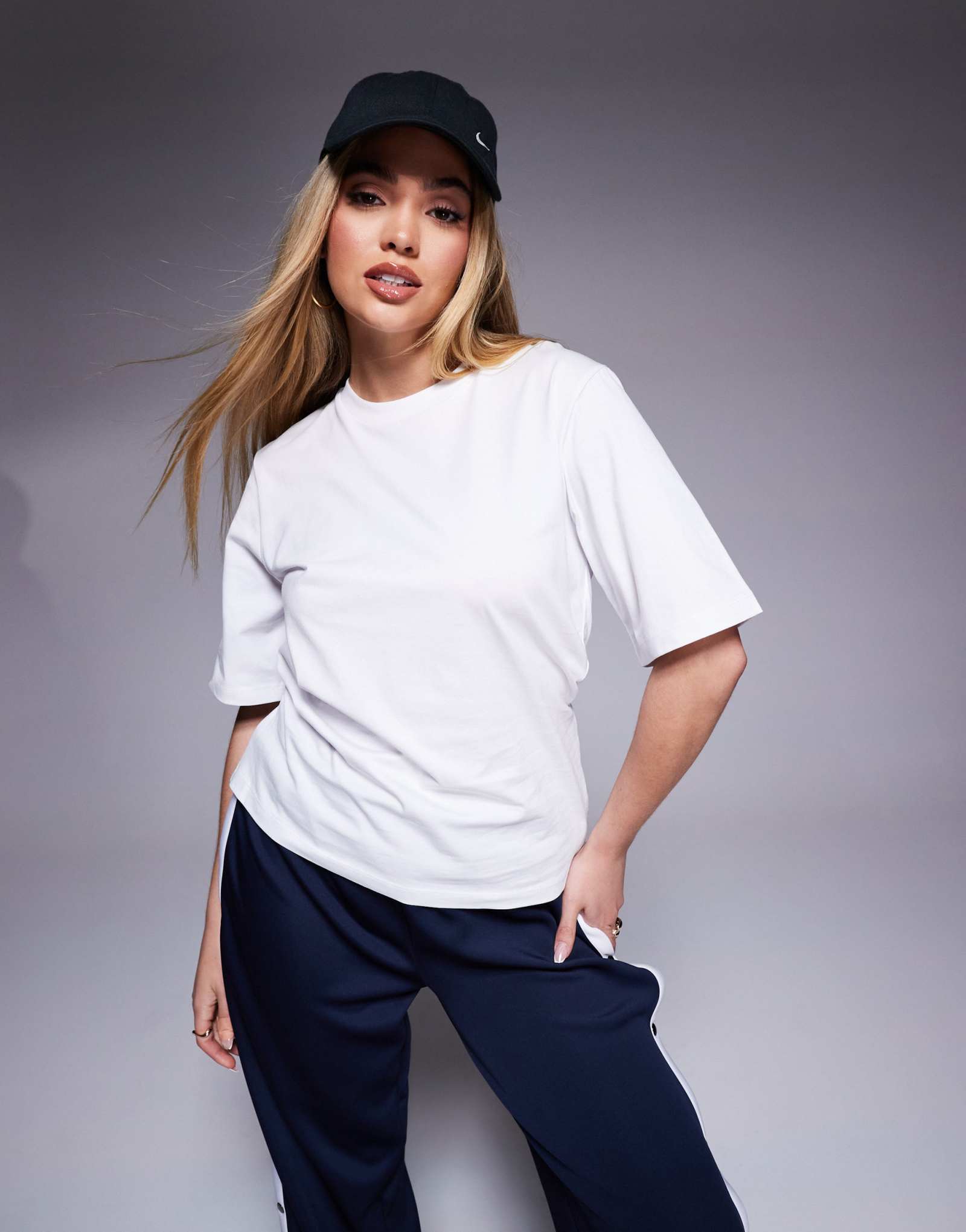 ДИЗАЙНЕРСКАЯ футболка ASOS с приталенной талией и глубоким вырезом на спине белого цвета