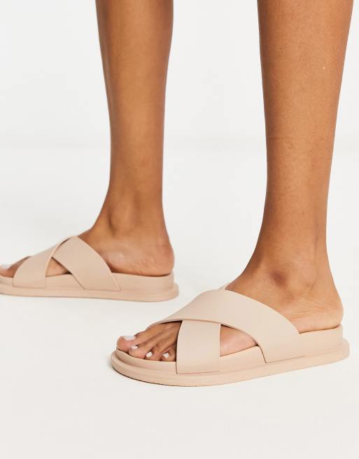 ASOS DESIGN Fixation Flache Jelly Sandalen in Beige mit uberkreuzten Riemen