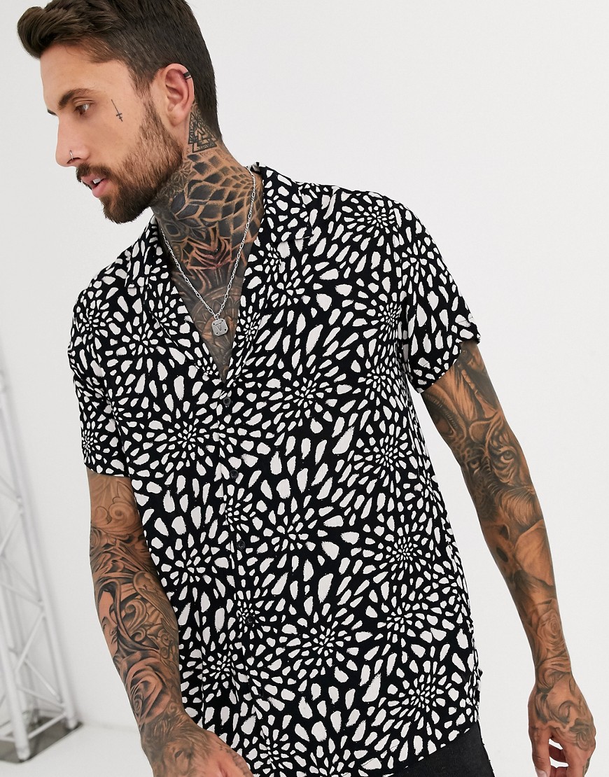 ASOS DESIGN – Fläckmönstrad skjorta i regular fit med platt krage-Svart