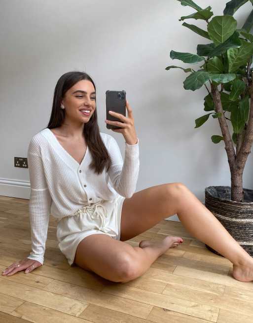 ASOS DESIGN - Fladder short met strikceintuur in crème