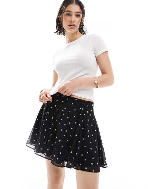 ASOS DESIGN - Flagrende mininederdel med polkaprikker i chiffon - view 1
