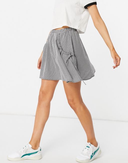 ASOS DESIGN - Flagrende mininederdel med rynket lommedetalje i tekstureret gingham-print