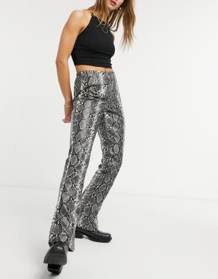 ASOS DESIGN - Flare broek van kunstleer met slangenprint | ASOS
