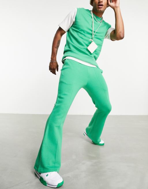 ASOS DESIGN - Flare-joggingbroek met platgestikte plooitjes in groen, deel van co-ord set