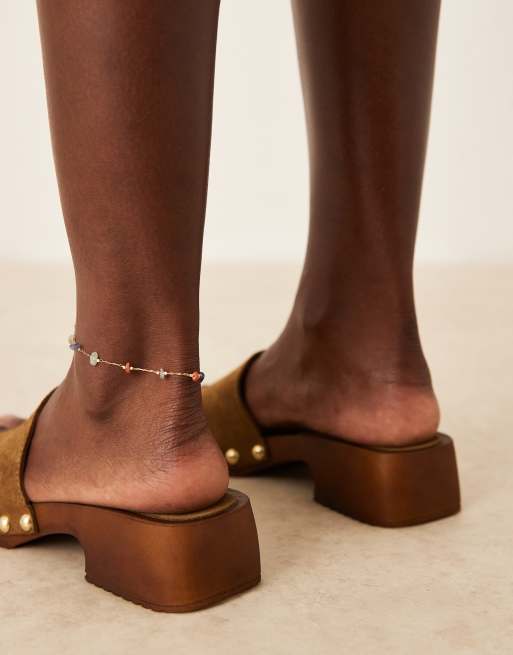 ASOS DESIGN – Flare – Mules-Sandalen im Clogs-Stil aus hochwertigem Wildleder in Khaki, 2 von 4