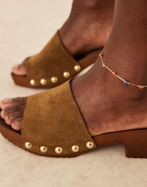 ASOS DESIGN – Flare – Mules-Sandalen im Clogs-Stil aus hochwertigem Wildleder in Khaki, 3 von 4