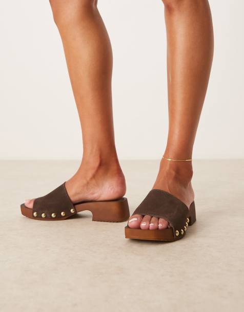 ASOS DESIGN – Flare – Mules-Sandalen im Clogs-Stil aus hochwertigem Wildleder in Schokobraun - view 1