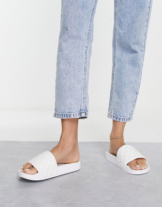 https://images.asos-media.com/products/asos-design-flare-quilted-sliders-in-white/201126446-4?$n_550w$&wid=550&fit=constrain