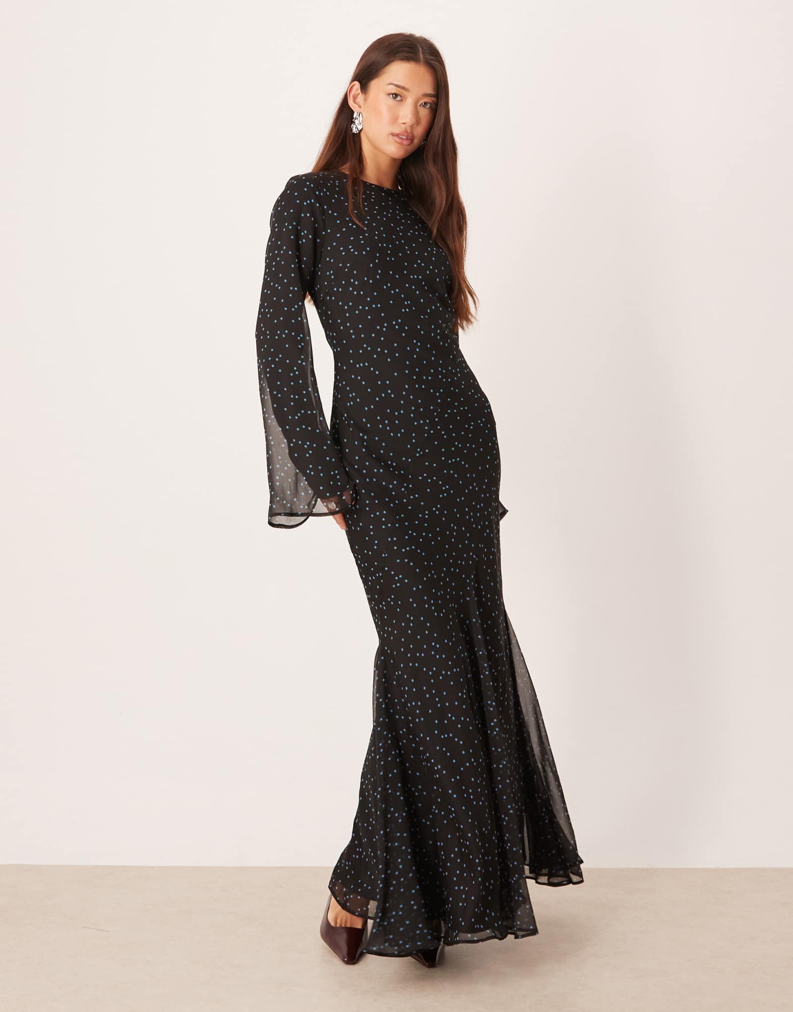 Макси-платье ASOS DESIGN с расклешенными рукавами и точечным принтом