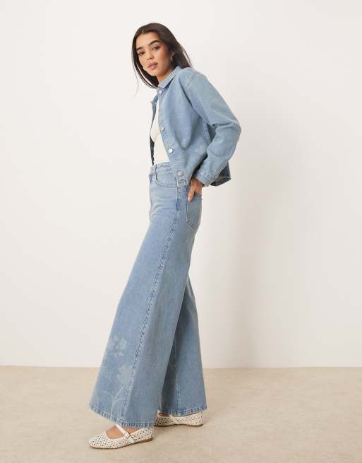 ASOS DESIGN – Flared jeans i 70-talsstil med blommigt lasermönster, 2 av 5