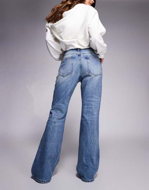 ASOS DESIGN - Flared jeans in jaren 90 stijl in mid-wash blauw, 3 van 5