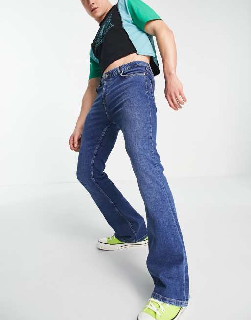 ASOS DESIGN – Flared jeans med stretch och mellanljus tvätt 