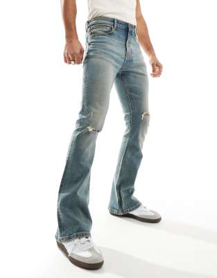 ASOS DESIGN - Flared jeans met kniescheuren in getint vintage blauw