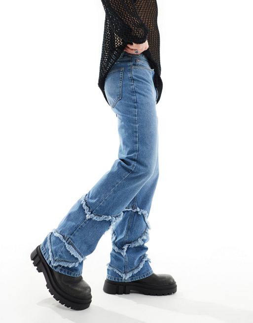 FhyzicsShops DESIGN - Flared jeans met onafgewerkte randen in middenblauw
