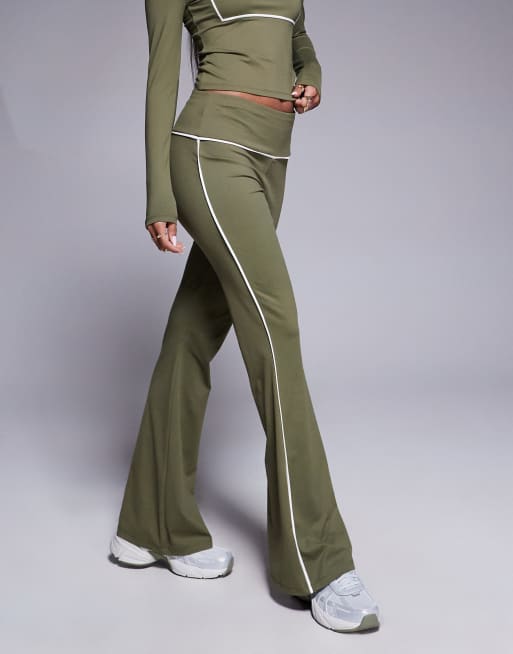 ASOS DESIGN - Flared legging in olijfgroen met contrasterende biezen, deel van co-ord set, 2 van 5