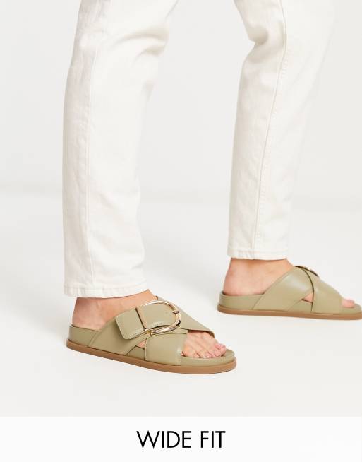 ASOS DESIGN - Flash - Platte sandalen met gesp, gekruist voorstuk en brede pasvorm in kaki 