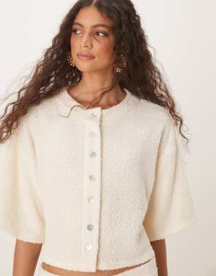 ASOS DESIGN - Flauschige Boxy Fit Strickjacke in Creme mit überschnittenen Schultern-Weiß