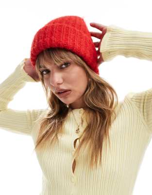 ASOS DESIGN - Flauschige, dicke Strickmütze in Rot mit doppeltem Umschlag