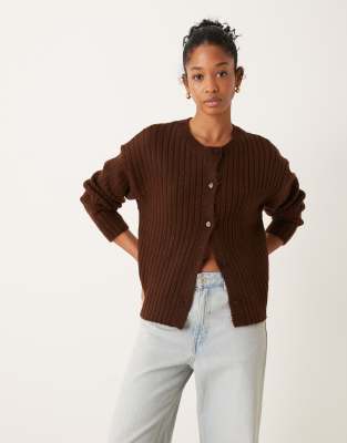 ASOS DESIGN - Flauschige, gerippte Oversize-Strickjacke in Braun