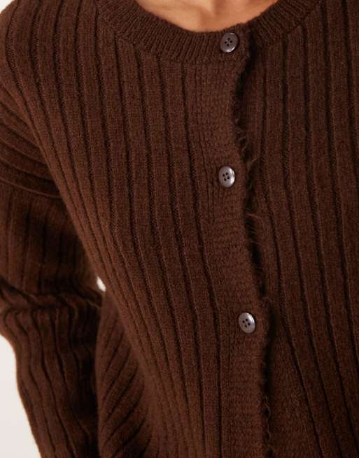 ASOS DESIGN – Flauschige, gerippte Oversize-Strickjacke in Braun