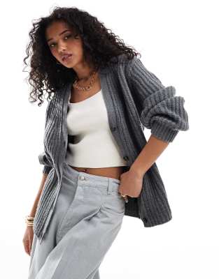 ASOS DESIGN - Flauschige, gerippte Strickjacke in Anthrazit mit V-Ausschnitt-Grau