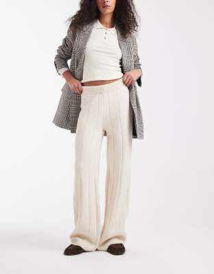 ASOS DESIGN - Flauschige Hose aus Rippstrick in Ecru, Kombiteil-Weiß