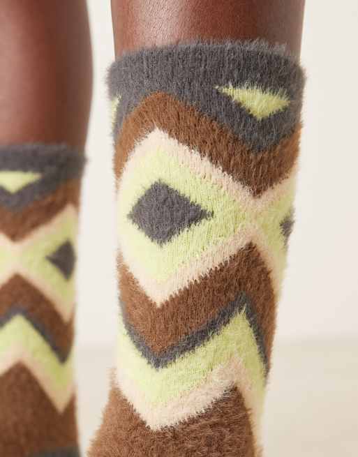 ASOS DESIGN – Flauschige Socken in Braun/Bunt mit Norwegermuster, 2 von 3