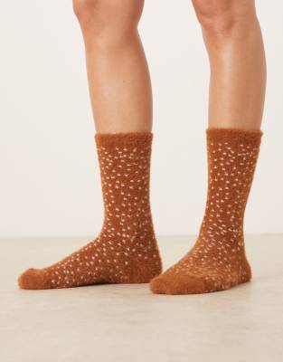 ASOS DESIGN - Flauschige Socken in Schokobraun mit Rehkitz-Punktmuster-Brown