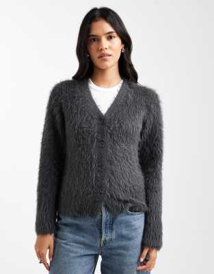 ASOS DESIGN - Flauschige Strickjacke in Anthrazit mit V-Ausschnitt-Grau
