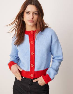 ASOS DESIGN - Flauschige Strickjacke in Blau mit farblich abgesetzten Zierstreifen-Bunt