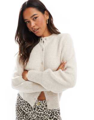 ASOS DESIGN - Flauschige Strickjacke in Ecru mit kontrastierenden Knöpfen-Weiß