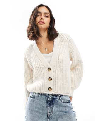 ASOS DESIGN - Flauschige Strickjacke in Ecru-Weiß