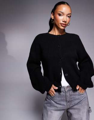 ASOS DESIGN - Flauschige Strickjacke in Schwarz mit Fledermausärmeln