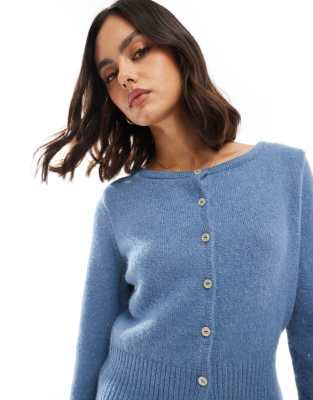 ASOS DESIGN - Flauschige Strickjacke in Staubblau