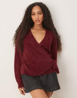 ASOS DESIGN - Flauschige Wickel-Strickjacke in Pflaume-Lila